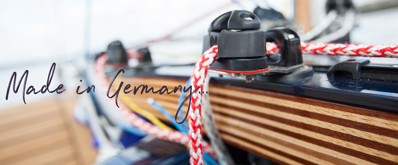 Detailaufnahme von der KARU-Jolle. Reitbalken und Curryklemmen von HARKEN.